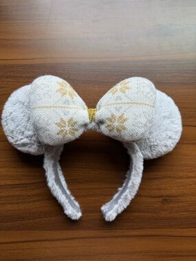 Disney Parks Cozy Winter Knit Minnie Ears Gray Faux Fur & Gold Snowflakes
